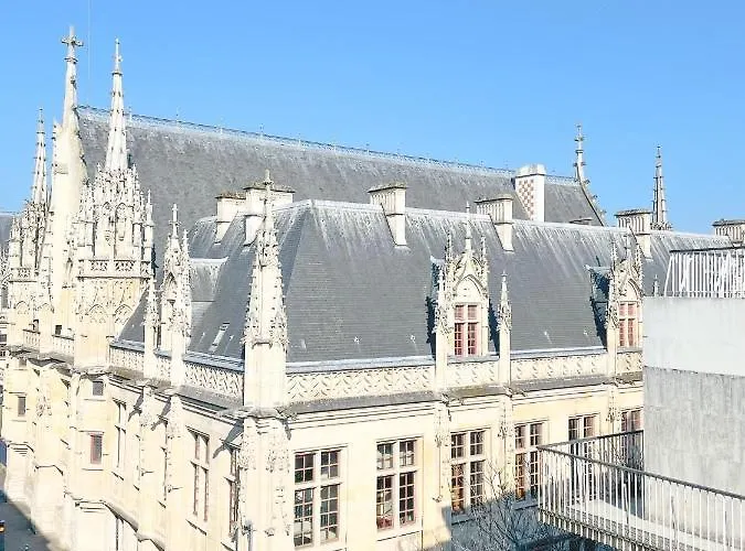 A Deux Pas Situe En Hyper Centre Rouen